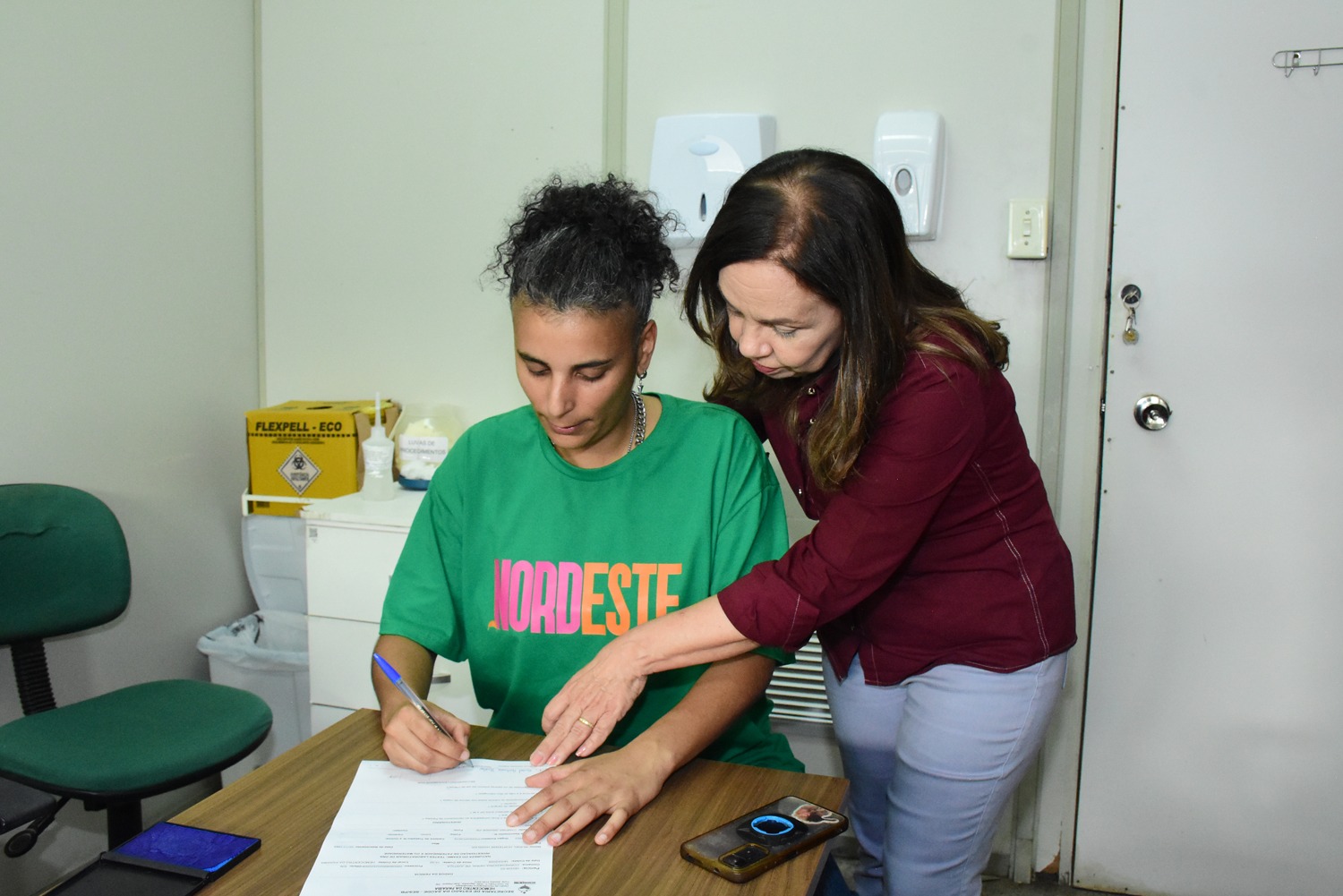Francesa assinando documento para encontrar família através de doação de sangue