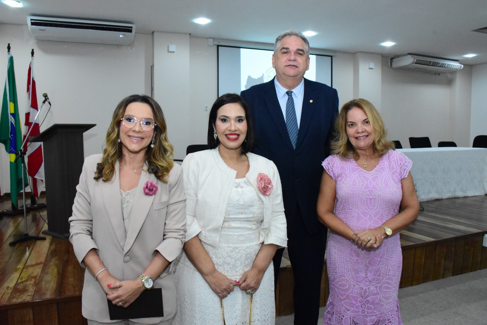 Foto das empossadas ao lado do presidente do TJPB