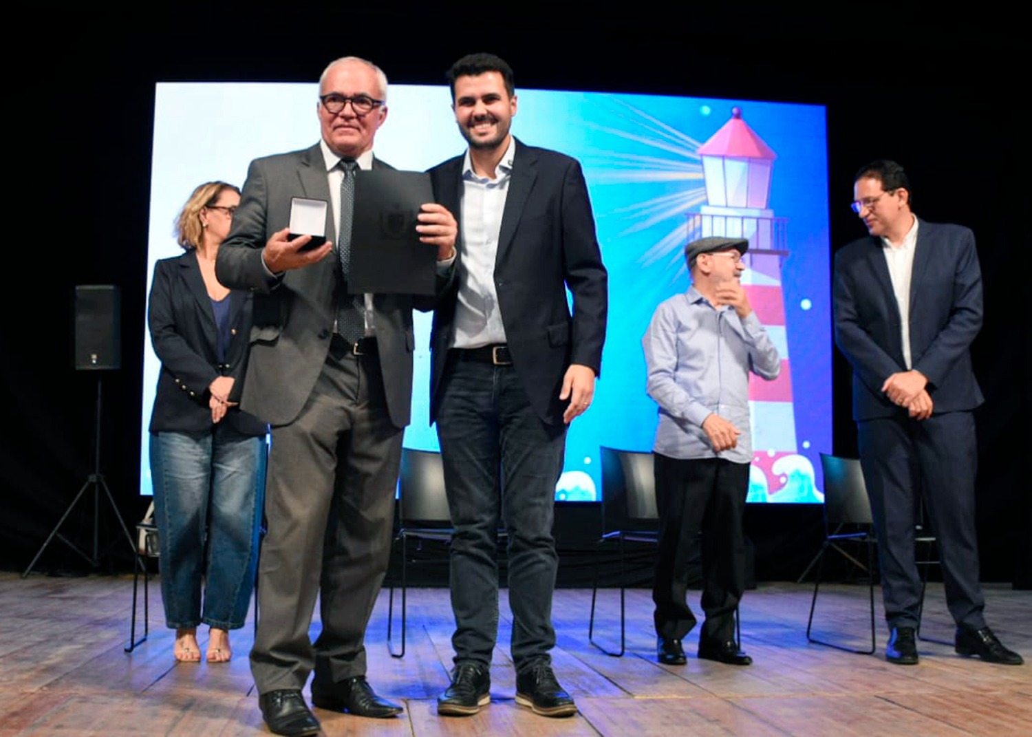 Foto de Robson Cananéa recebendo homenagem da Secretaria de Educação e Cultura do Estado