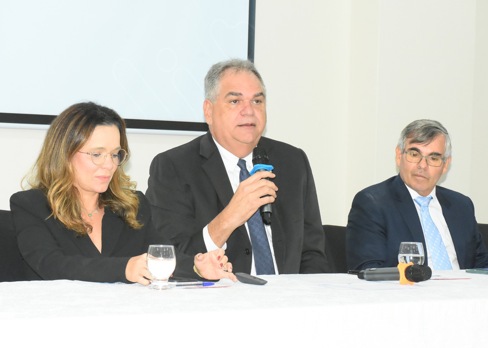 Foto do presidente Fred Coutinho ao lado dos desembargadores Anna Carla Lopes e Joás de Brito