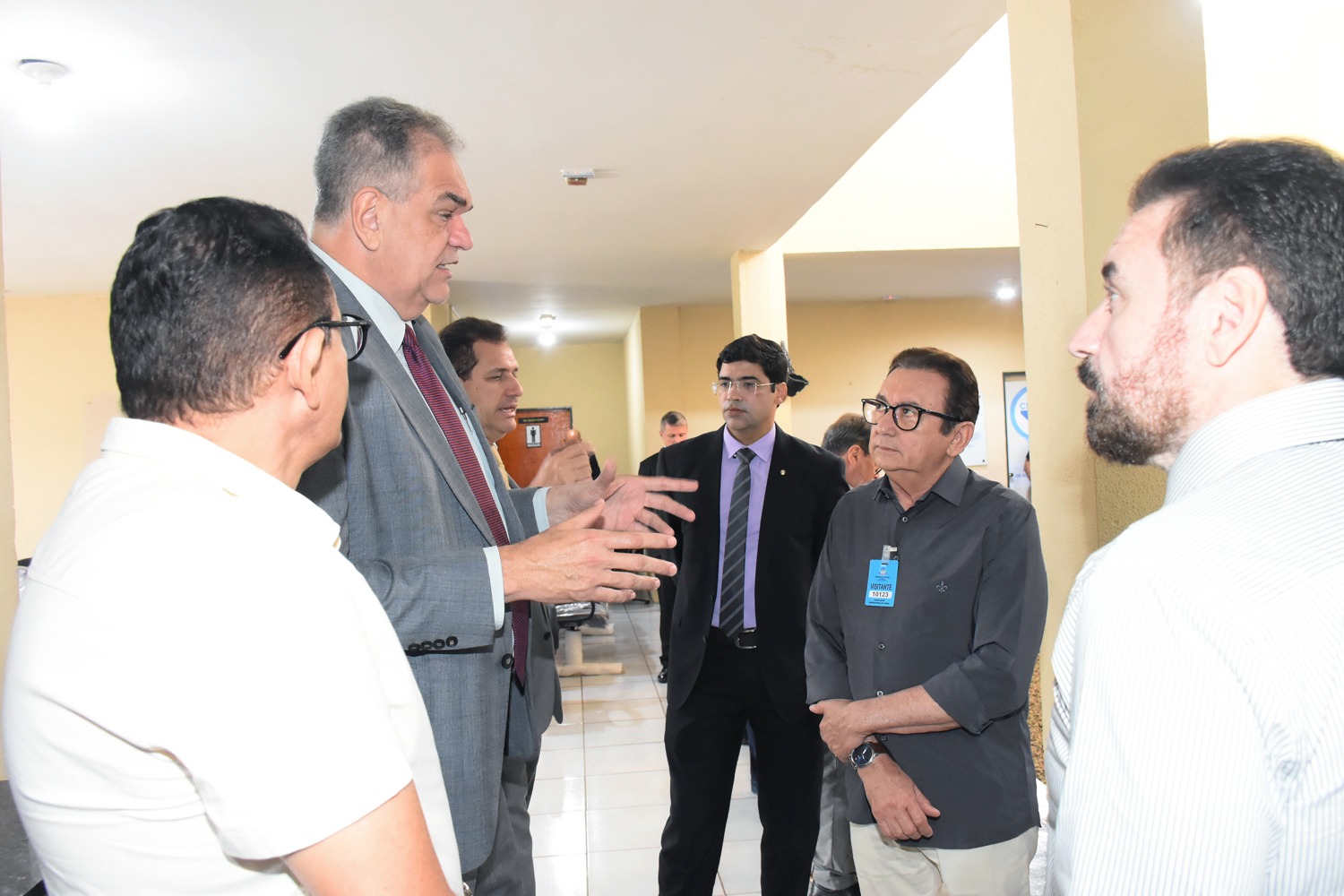 Foto do presidente do TJPB conversando com servidores de fóruns do sertão