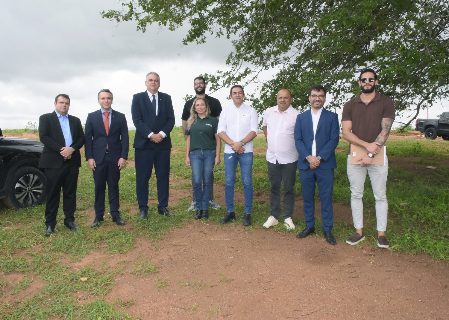 Foto do presidente do TJPB ao lado de magistrados no local onde será construída usina fotovoltaica em Princesa Isabel